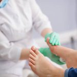 Grube palce u nóg – co mogą oznaczać?