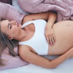 Jak spać w ciąży? Wygodne i bezpieczne pozycje