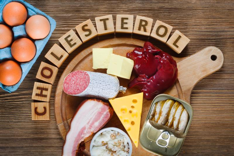 cholesterol-a-homocysteina-produkty-spozywcze-na-drewnianej-desce